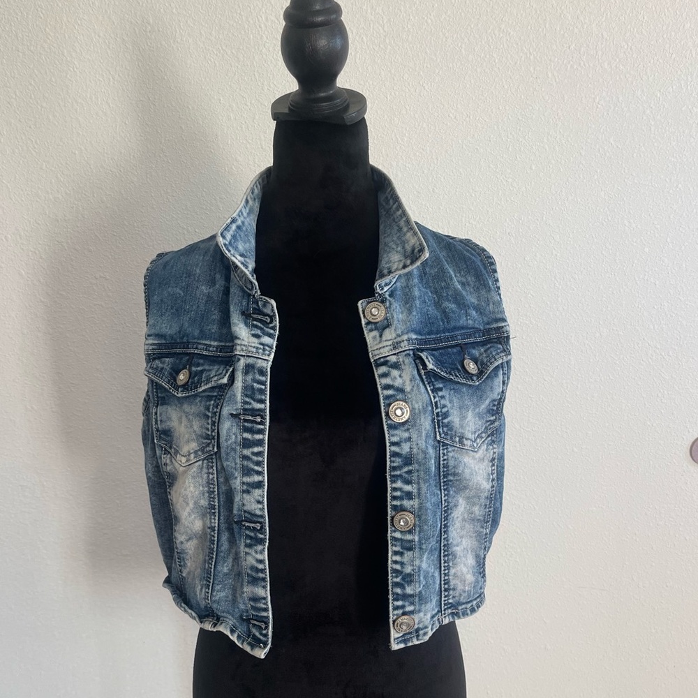 Amethyst Jeans Vest , Size Large , Light Blue Washed. Stretch Summer ready.